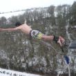 saut elastique sous la neige
