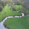 La Vaudelle, est la rivière qui coule sous le pont de saint georges le gaultier.
Elle traverse toute la vallée et fait partie intégrante du paysage des alpes mancelles.
Les « Alpes mancelle » est une appellation touristique qui inclut une trentaine de villages qui forme comme son nom l’indique des petites alpes dans la région du Mans.
Après votre saut à l’élastique, nous vous inviterons à visiter ces villages typiques Sarthois dont certains sont réputés pour être de vrais sites touristiques.
Vous visiterez donc peut-être Sillè Le Guillaume, Saint Léonard Des Bois ou Saint Cenery.
Si votre saut en élastique se déroule le matin, n’hésitez pas à nous demander conseil en ce qui concerne les restaurants de la région.
Nous vous donnerons les meilleurs adresses pour aller prendre une petite coupe afin de fêter vos premier saut a l’élastique.