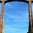 Vertigineux ! Voilà les mots qu’utilisent les sauteurs lorsqu’ils arrivent pour la première fois au pied du viaduc de saint georges le gaultier.
Ce monstre de béton d’une architecture Art-Deco construit avant la première guerre mondiale est l’une des bases de saut à l’élastique les plus connues en France.
Pour accéder au viaduc il faudra monter environ 150 marches et reprendre son souffle pour rejoindre directement le centre du viaduc, pour y retrouver la zone de saut.
Après avoir été remis de ce petit périple ascensionnel, notre équipe se fera un plaisir de vous rencontrer, de vous inscrire, de vous équiper et de vous initier à notre discipline pour votre premier saut en élastique. viaduc saint georges le gaultier