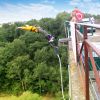 Au viaduc de saint George le Gaultier, vous aurez la possibilité de réaliser un saut en arrière.
Le saut en arrière est un des sauts les plus palpitants puisque comme son nom l’indique, il va falloir partir à la renverse, le dos au vide et tout ça en haut de notre passerelle, et basculer dans les airs.
Ce type de saut est proposé en général au bout du deuxième saut.
Le premier saut, pour se mettre dans le bain, étant le saut classique qui vous permet de vous familiariser à l’environnement.
Si vous avez la chance de prendre un forfait de deux sauts. Nous vous conseillons cette formule recto-verso afin d’obtenir le maximum de sensations durant votre journée.
Petit conseil : pensez à prendre l’option vidéo pour le deuxième saut puisque, plus les sauts sont palpitants, plus les vidéos sont intéressantes.
Nous vous rappelons qu’il n’y a pas de tenue particulière pour venir sauter.
Des simples baskets ou tennis à lacets font parfaitement l’affaire. Saut Elastique Arrière