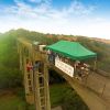Cette photo prise au viaduc de saint georges le gaultier par l’un de nos dronne, vous donne une idée de la hauteur à laquelle vous allez réaliser votre tout premier saut à l’élastique.
Pour des raisons d’autorisation vos dronnes ne sont pas acceptés sur le site.
Il ne faudra pas nous en vouloir si on vous le fait ranger. Cela serait dommage d’avoir une collision entre un dronne et un sauteur (même si vous êtes un excellent pilote) merci de votre compréhension.
Si vous venez sauter et que vous êtes accompagné par des amis, ils pourront sans trop de difficulté monter en haut du pont pour vous encourager et vous motiver à faire un grand bond dans le vide.
Faites tout de même attention il y a plus de 150 marches qui mènent à l’aire de saut. Vos grands parents ne pourront peut-être pas monter.
Et il sera certainement préférable de leur indiquer de vous regarder d’en bas.
Si vos amis le souhaitent, ils pourront aussi rester en bas pour voir le spectacle et par la même occasion vous prendre en photo. Saut elastique avec elastique record