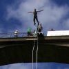 Le saut à l’élastique classique en avant, attaché par les pieds est un des sauts les plus simples et malgré tout, reste l’un des sauts les plus spectaculaire.
En effet il faudra réaliser un véritable saut de l’ange, à savoir, plonger comme à la piscine le visage face au vent et de s’élancer de la plateforme du haut du viaduc.
De plus c’est l’un des sauts les plus sécurisé puisque devant vous il n’y a absolument aucun obstacle, rien d’autre que le vide, car l’essentiel du matériel est attaché à vos chevilles comme les élastiques les jambières, les sangles et les mousquetons. saut elastique individuel pont saint georges le gauliter