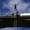 Le saut à l’élastique classique en avant, attaché par les pieds est un des sauts les plus simples et malgré tout, reste l’un des sauts les plus spectaculaire.
En effet il faudra réaliser un véritable saut de l’ange, à savoir, plonger comme à la piscine le visage face au vent et de s’élancer de la plateforme du haut du viaduc.
De plus c’est l’un des sauts les plus sécurisé puisque devant vous il n’y a absolument aucun obstacle, rien d’autre que le vide, car l’essentiel du matériel est attaché à vos chevilles comme les élastiques les jambières, les sangles et les mousquetons. saut elastique individuel pont saint georges le gauliter
