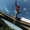 Si vous venez en groupe sauter à l’élastique sur notre viaduc en Sarthe n’oubliez surtout pas vos caméscopes ou appareils photo.
Nous vous conseillerons sur place les meilleurs emplacements pour vos prises de vues de manière à prendre le maximum d’images sous des angles différents.
N’ayez pas peur d’apporter de gros objectifs si vous en avez. En effet que l’on soit en haut ou en bas du pont, toutes les personnes que vous verrez de là où vous êtes, vous paraitrons comme de toutes petites fourmis.
Il faudra donc venir bien équipé… Pour information vous ne pourrez pas sauter avec votre téléphone portable à la main même bien attaché.
Vous aurez besoins de vos deux mains lorsque les moniteurs vous réceptionneront en bas du site après le saut.
De plus vous ne pourrez pas non plus sauter avec vos propres caméras, appareils photos ou Go-Pro même avec de solides fixations.
Nous ne voudrions pas qu’un objet nous tombe dessus même sous votre responsabilité. De plus vous serez serein durant votre saut sans être gêné par quoi que ce soit.